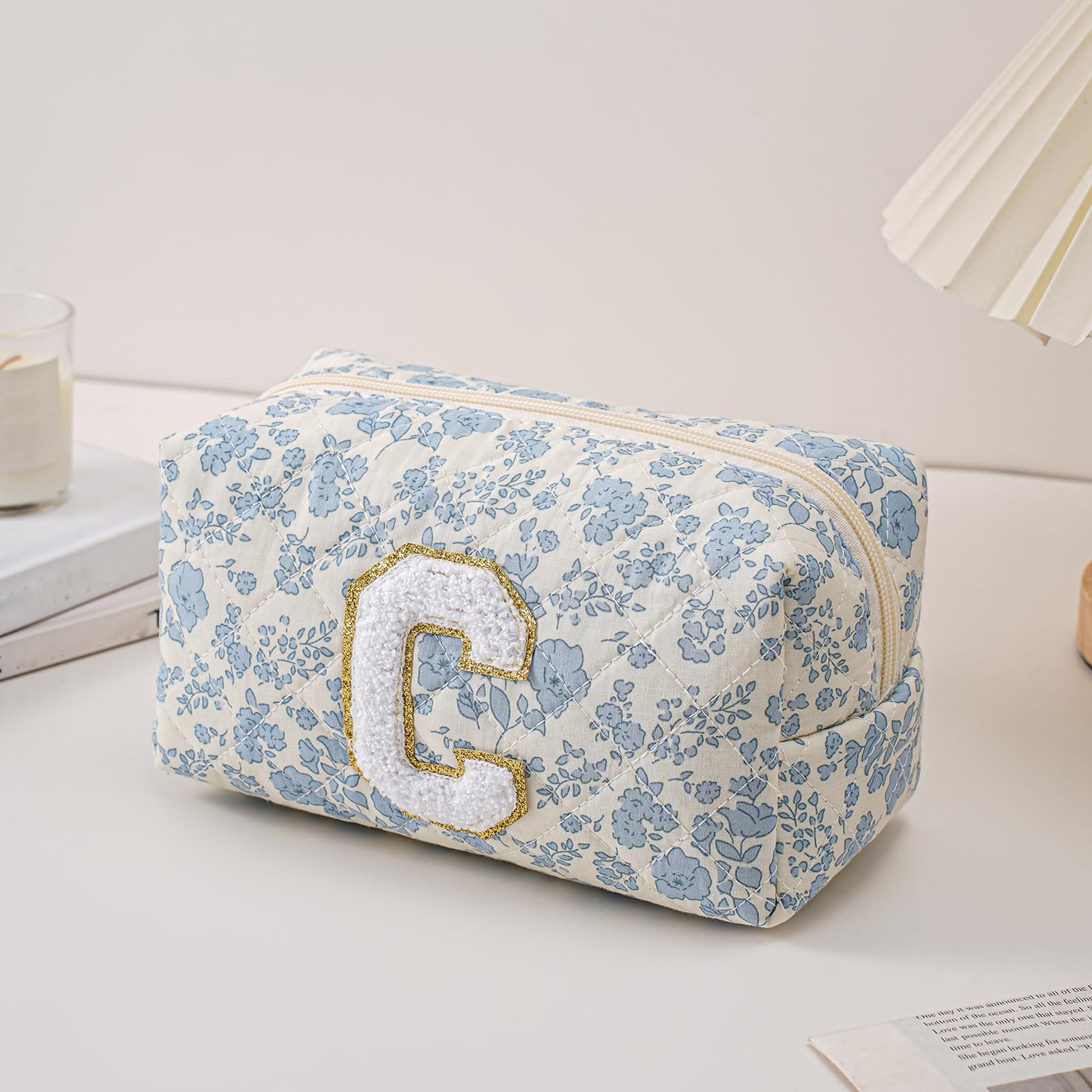 Ouverture zippée du sac alphabétique JOVAKIT, intérieur spacieux pour cosmétiques quotidiens.
