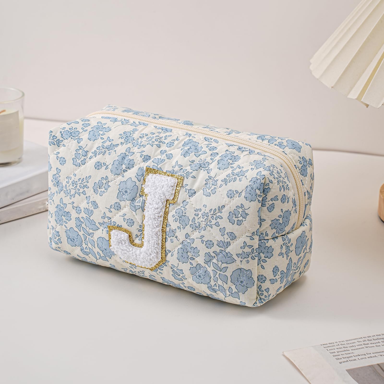 JOVAKIT sac maquillage bleu fleuri ouvert, grand compartiment pour pinceaux et rouges a levres.