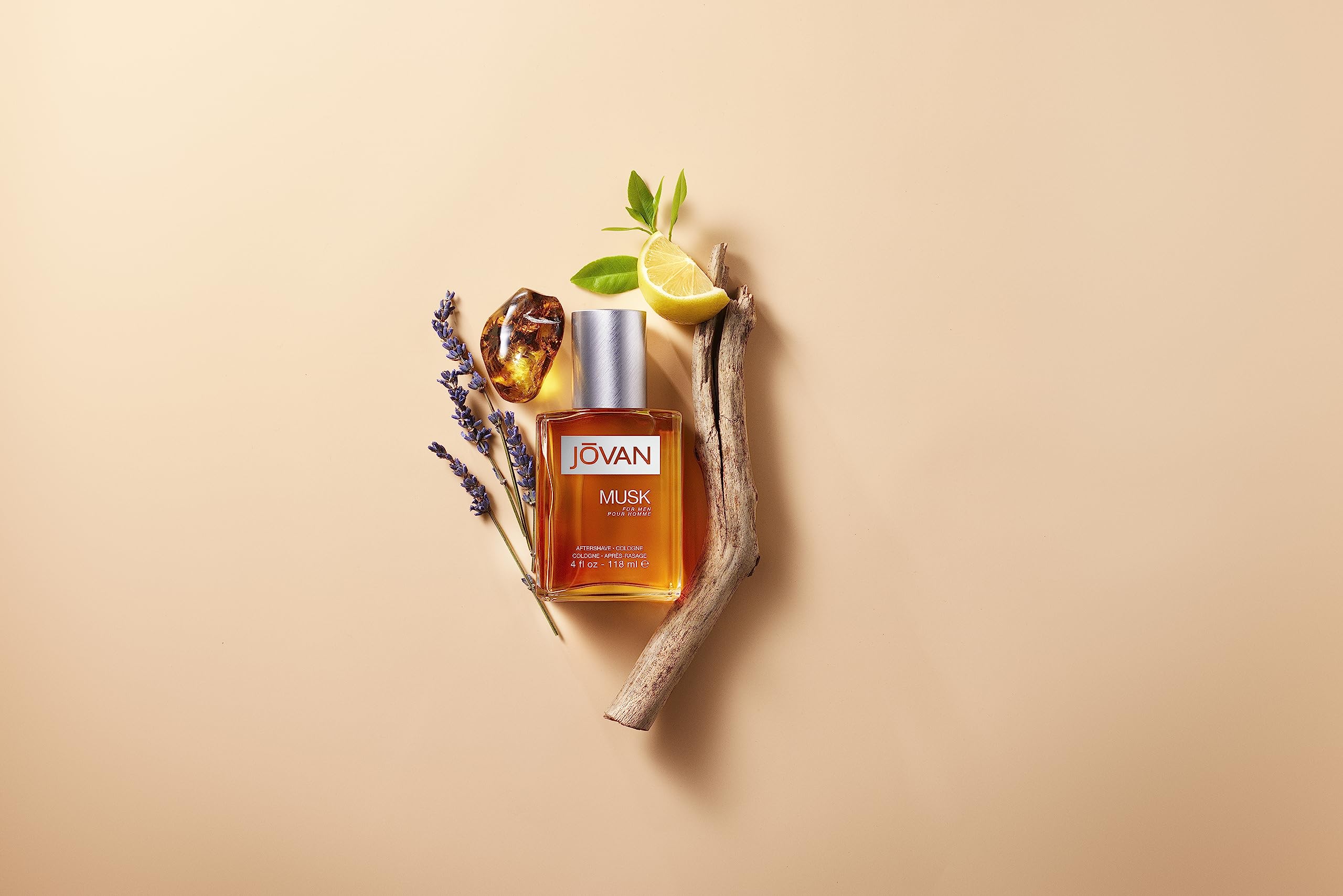 Jovan Musk – flacon orange apportant une allure audacieuse pour les occasions.