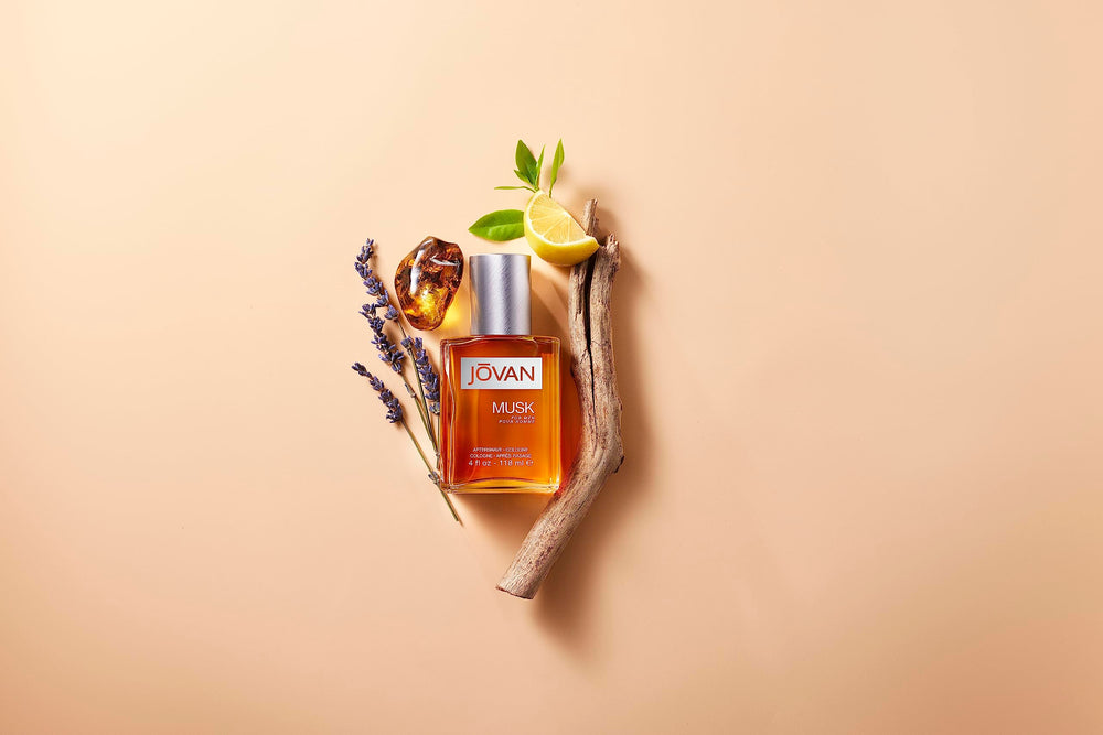 Jovan Musk – flacon orange apportant une allure audacieuse pour les occasions.