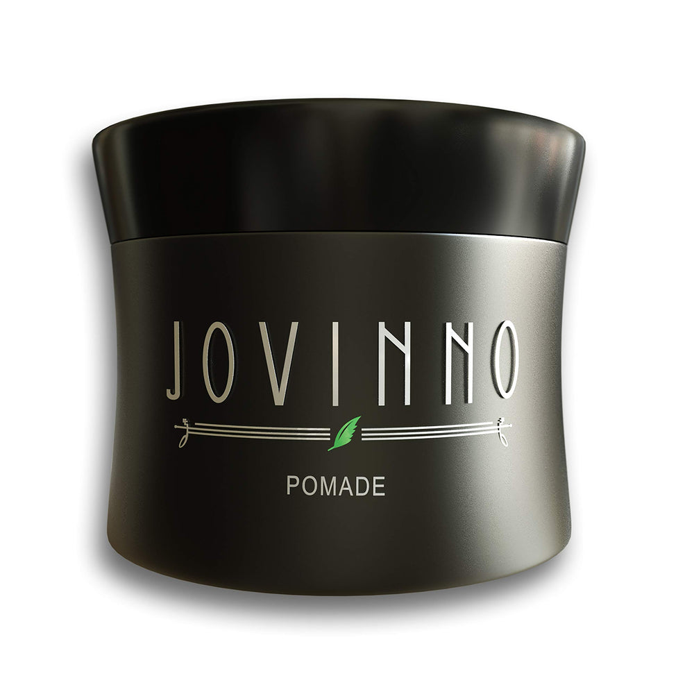 Jovinno Pomade appliquée sur cheveux pour une application facile et coiffure soignée