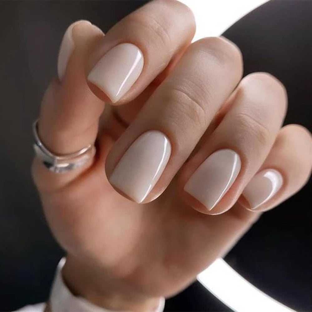 Jsiallye: ongles carrés courts pour un style moderne.