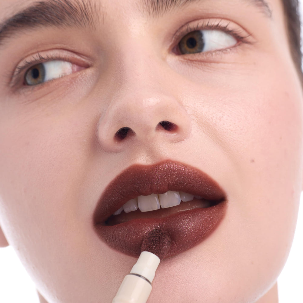 JUDYDOLL velvet-finish lip cream on lips with comfortable, non-drying feel.