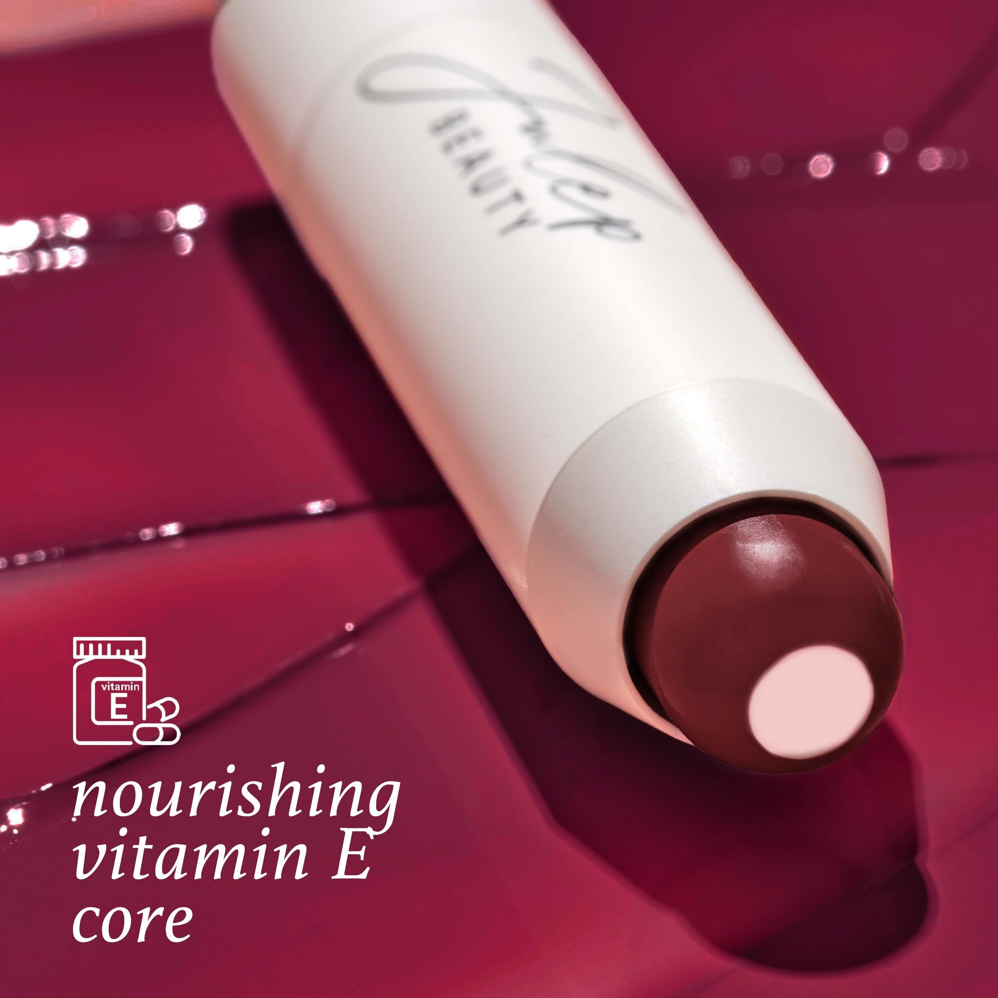 Texture satinée de Julep cerise noire sur les lèvres.