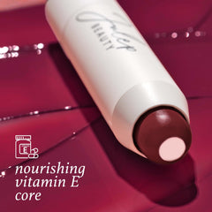 Texture satinée de Julep cerise noire sur les lèvres.
