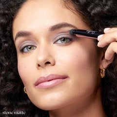 Texture crème‑à‑poudre Julep pour une application douce et longue tenue.