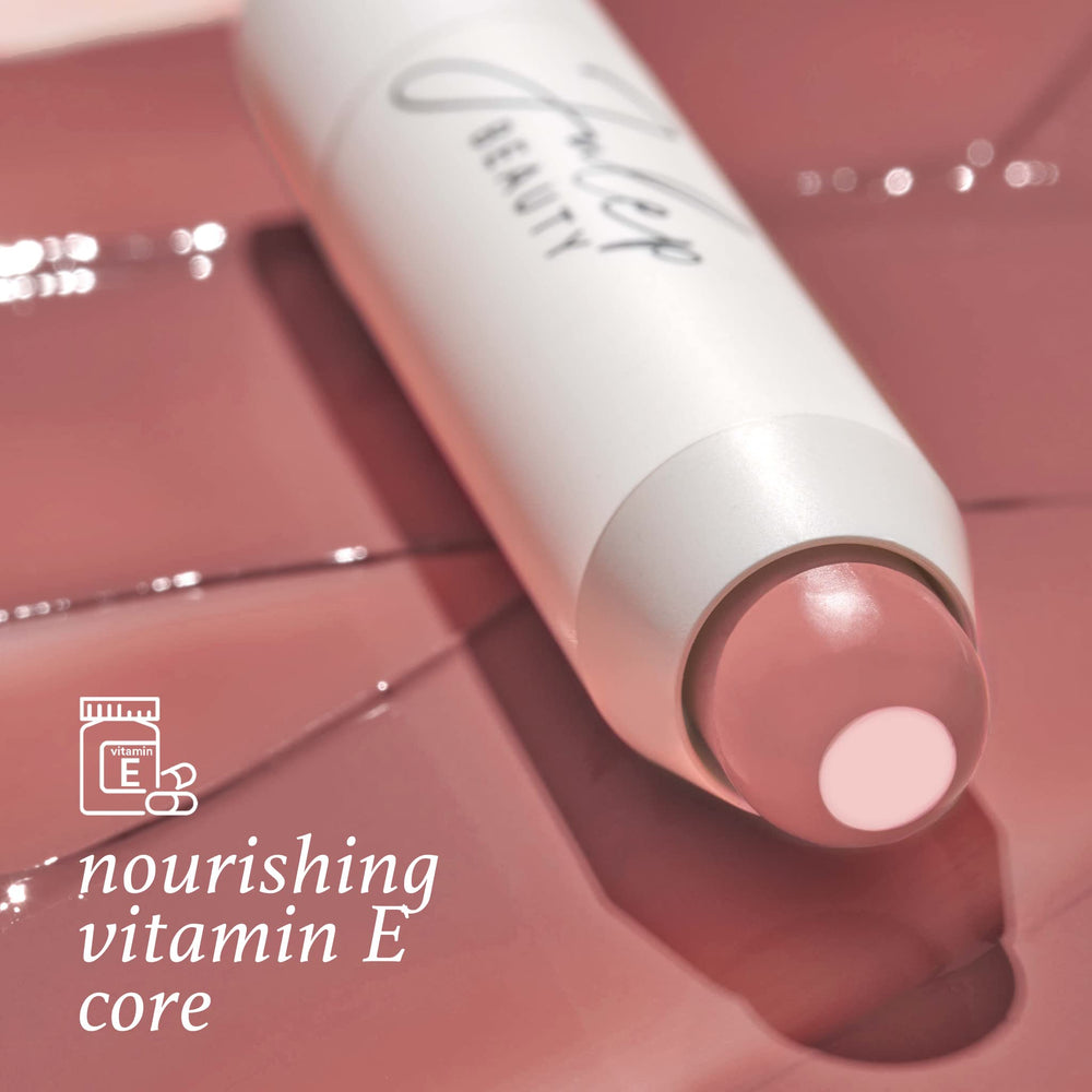 Finition semi-brillante naturelle obtenue avec It’s Balm sur les lèvres.