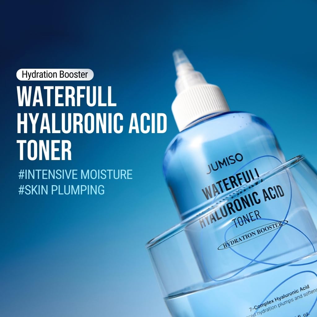 Versement du tonique Waterfull Jumiso sur le visage pour une absorption douce.