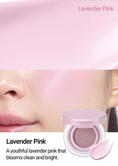 Application sur la joue avec le blush cushion Lavender Pink pour un rendu frais
