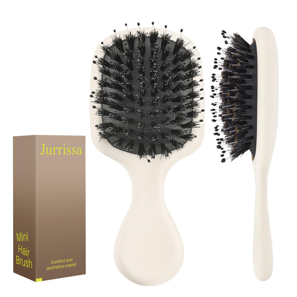 Brosse Jurrissa Mini en poils de sanglier, format portable pour voyage et sac.