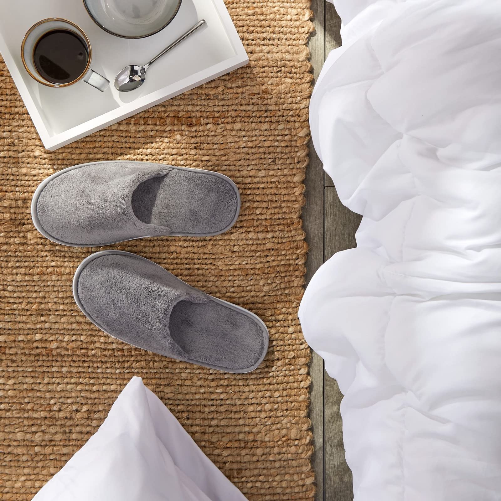 Chaussons Juvale hygiéniques, emballage individuel garantissant propreté.