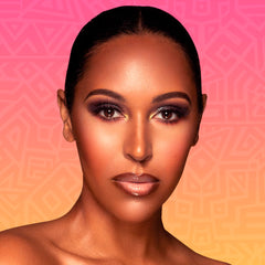 Nuance moyenne du Blushed Liquid Blush BlushLily offrant un éclat subtil et polyvalent.