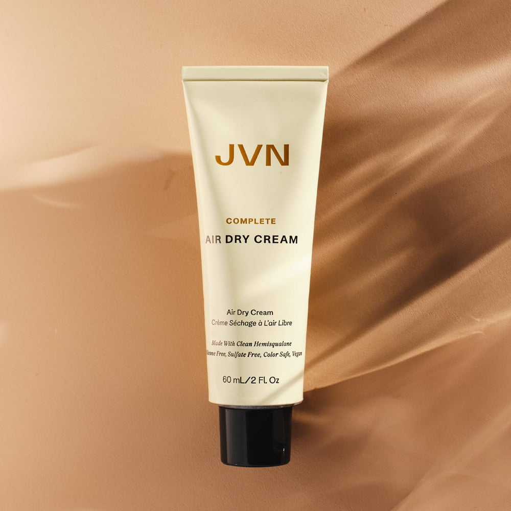 Application délicate sur cheveux humides avec JVN pour lisser et définir les ondulations.