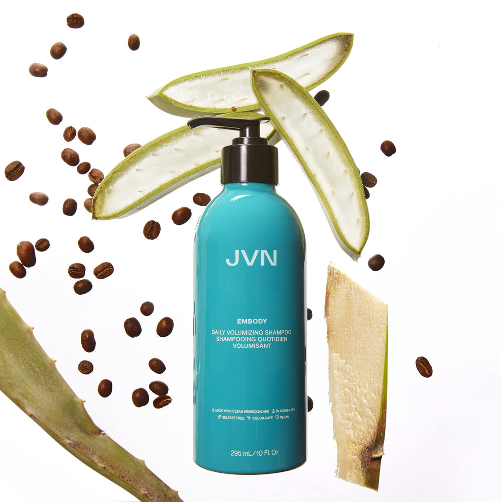 Mousse généreuse de JVN Embody prend soin des cheveux sans les alourdir.