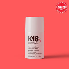 K18 masque: application sur les mains pour préparer l'hydratation.