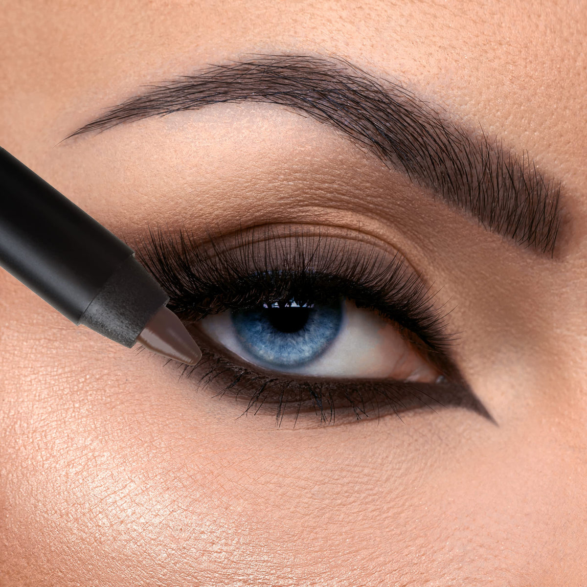 K7L Eyeliner brun foncé – applicateur doux pour une application précise.
