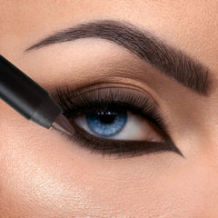 K7L Eyeliner brun foncé – applicateur doux pour une application précise.