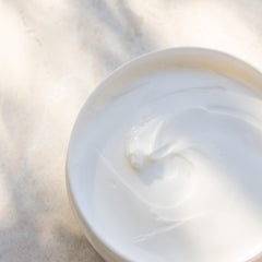 Kai Beurre Corporel absorption rapide : pénètre sans gras et laisse la peau douce.