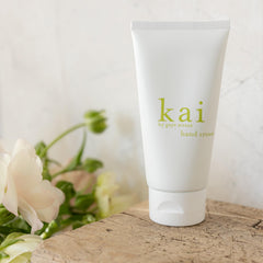 Kai Crème Mains en application, parfum florale qui apporte fraîcheur et soin.