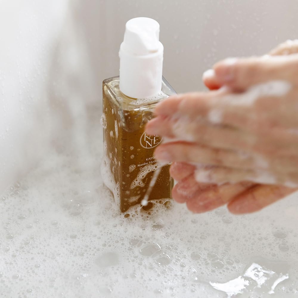 KAINE Kombu Hydrating Daily Cleanser — thé vert fermenté, hydratant et apaisant pour la peau.