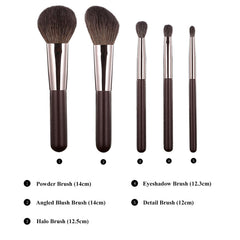 Pinceau blush Kanviensl, finition naturelle et portable pour le teint en voyage.