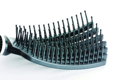 Démêlage efficace sur cheveux mouillés ou secs avec KareCo Tangle Buster.