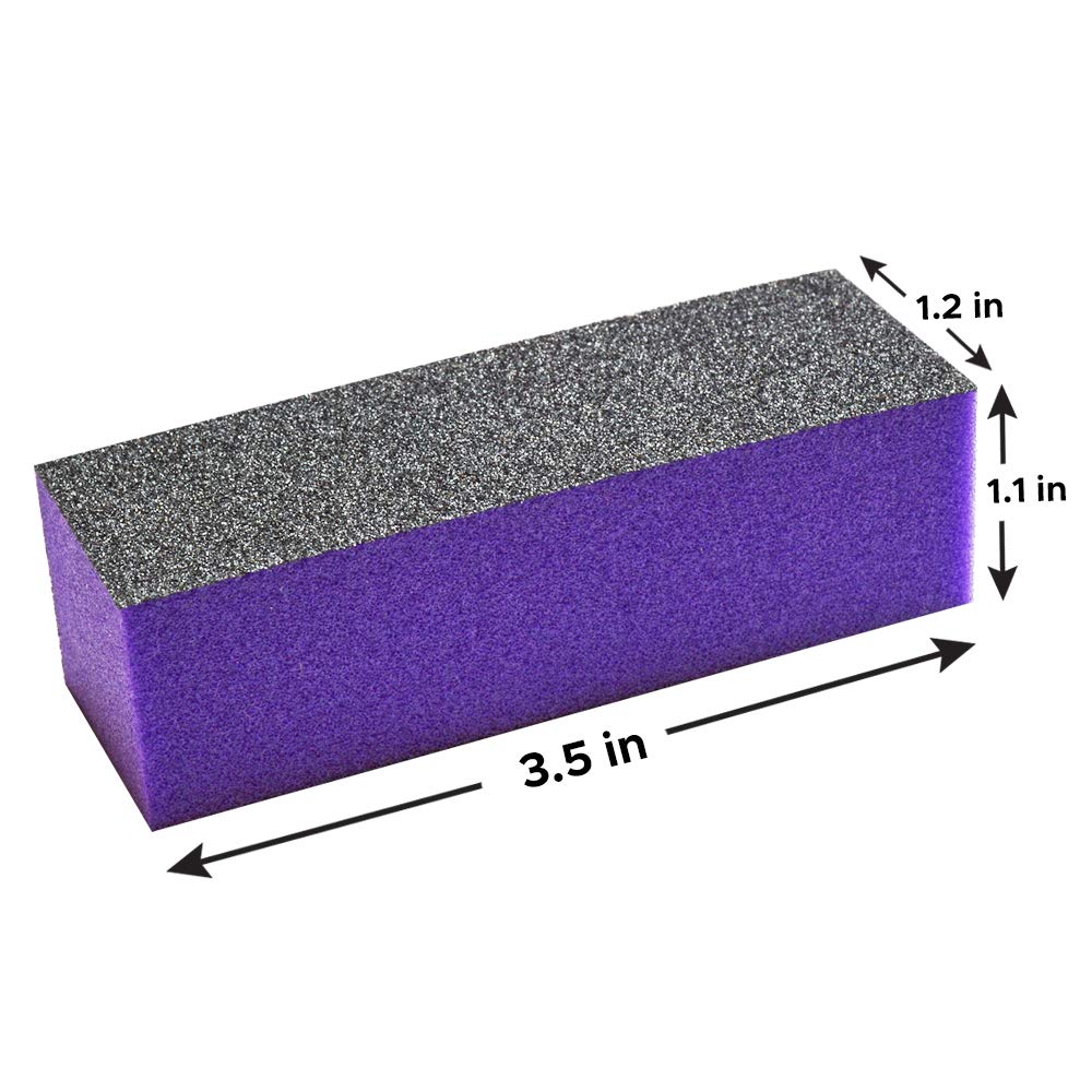 Gros plan sur le tampon Karlash violet et noir en action sur l’ongle.