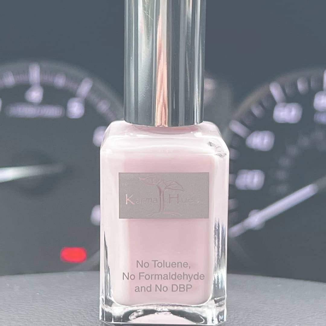 Teinte May Blossoms Karma Organic, rose délicat pour une manucure chic.