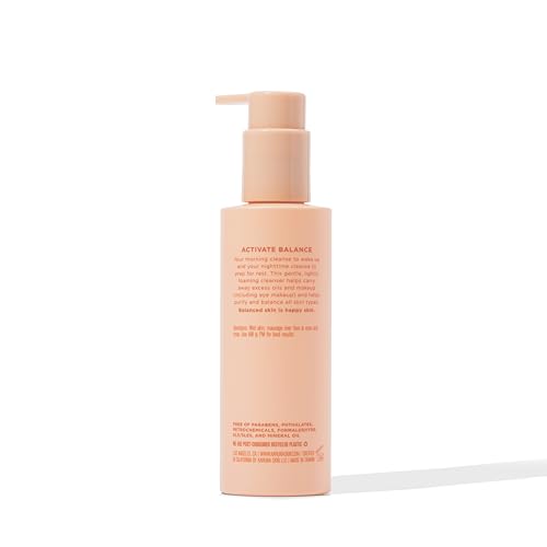 Karuna Balancing, geste d’application sur le visage, hydratation légère après lavage pour teint frais.