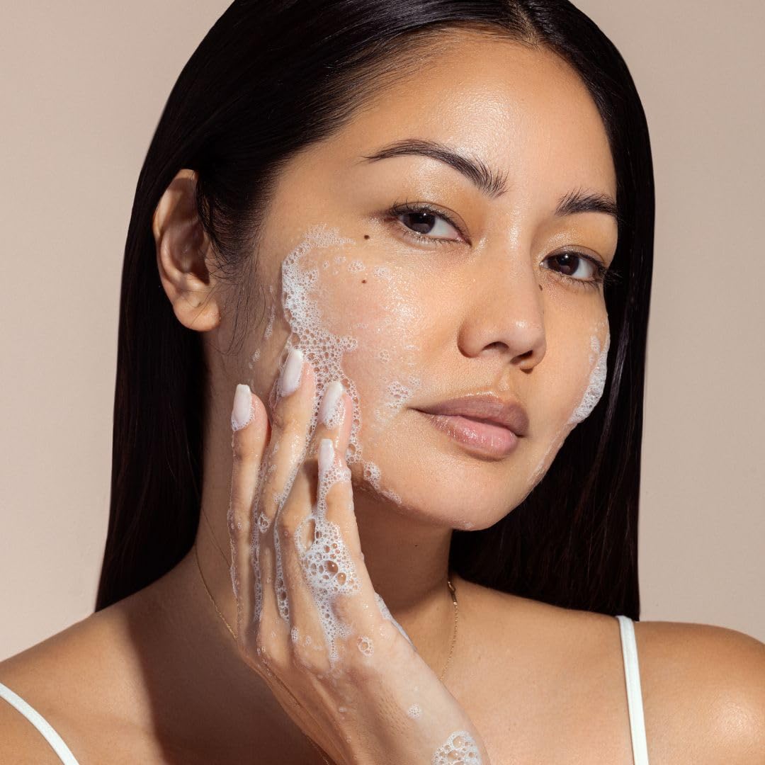 Karuna Balancing, goutte d’acide hyaluronique, hydratation légère et fraîcheur durable après utilisation.