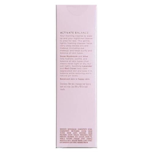 Karuna Balancing, mousse légère visible, texture veloutée qui se rince facilement, peau propre sans tiraillement.