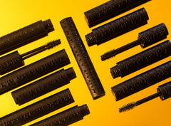 Brosse ondulée de Kat Von D pour un regard volumineux et uniforme sur les cils.