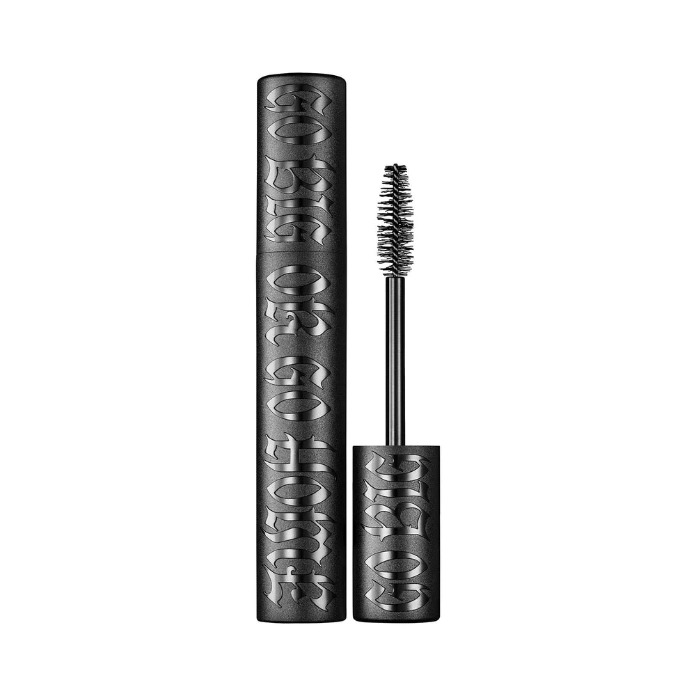 Kat Von D Mascara Trooper Black avec brosse ondulée pour un volume aérien et longue tenue.