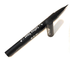 Tattoo Liner Waterproof de Kat Von D: longue tenue sans bavure et noir profond.