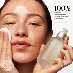 Coton tamponnant le visage pour une application précise.