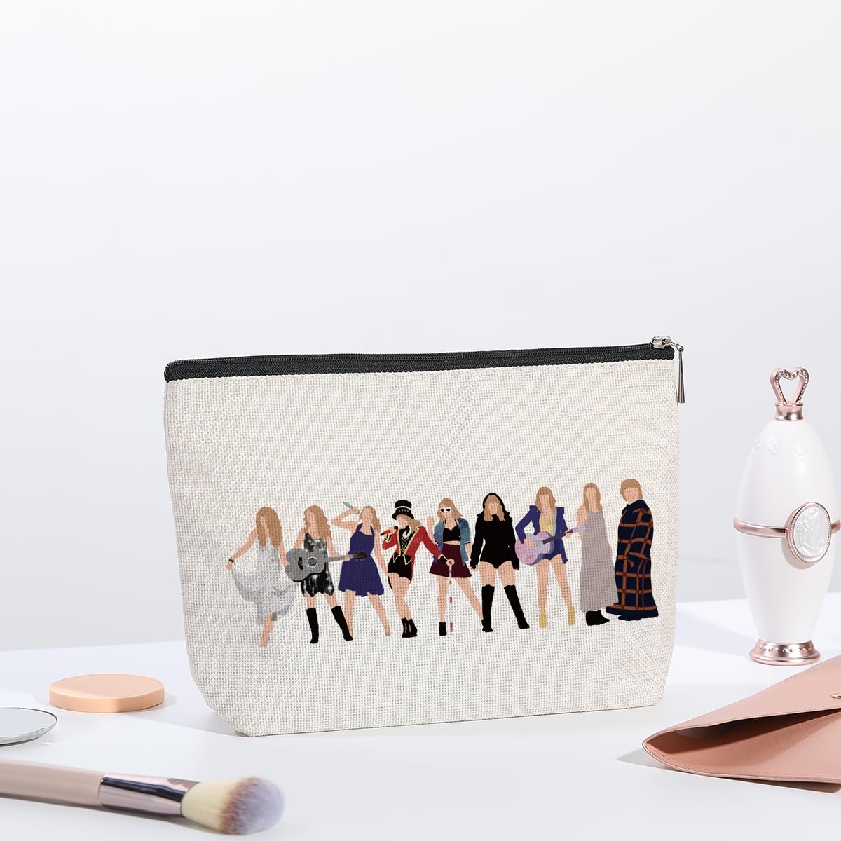Trousse de voyage compacte, se glisse facilement dans un sac.