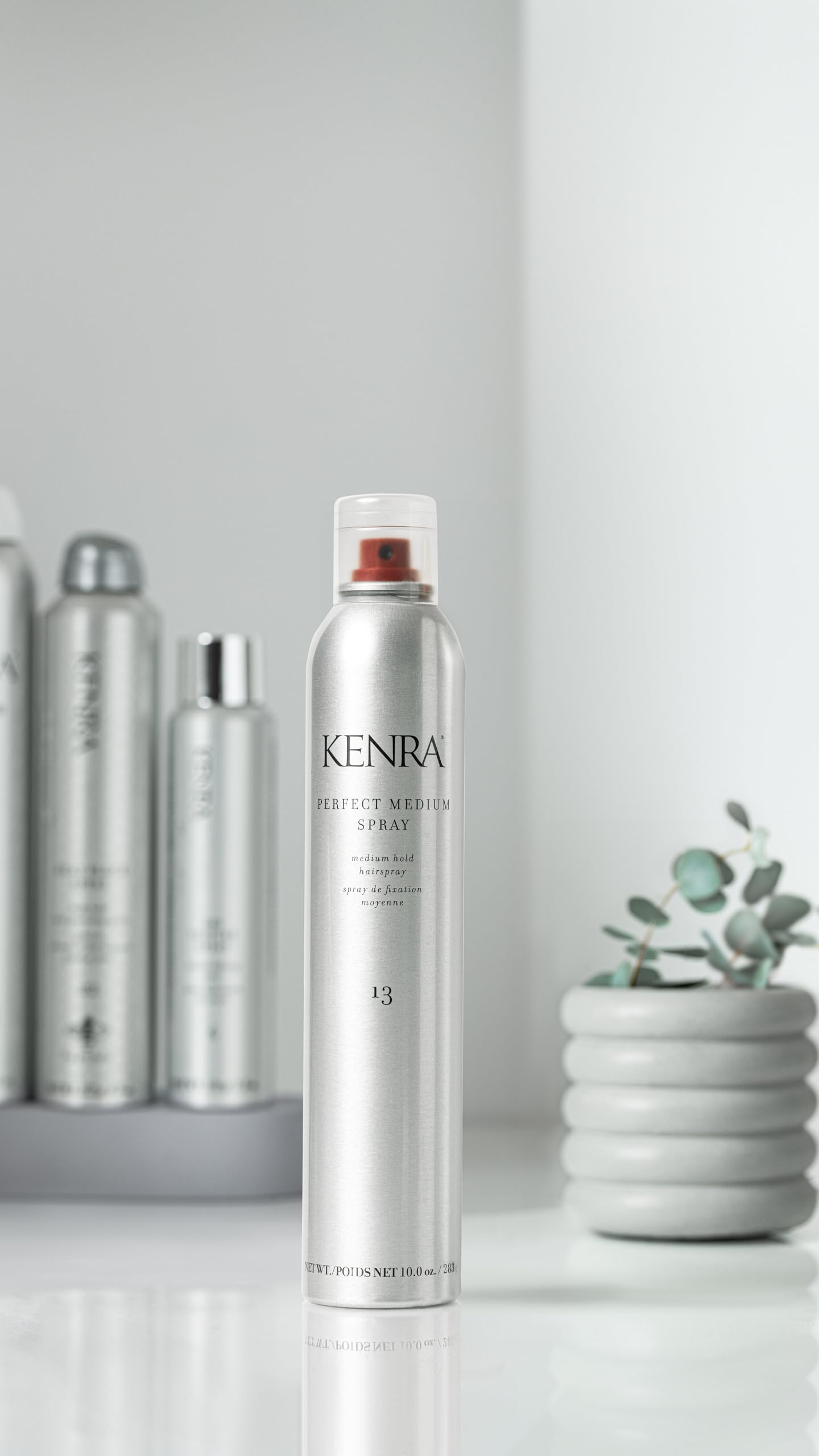 Kenra Perfect Medium Spray : brume qui sèche rapidement pour un fini naturel.
