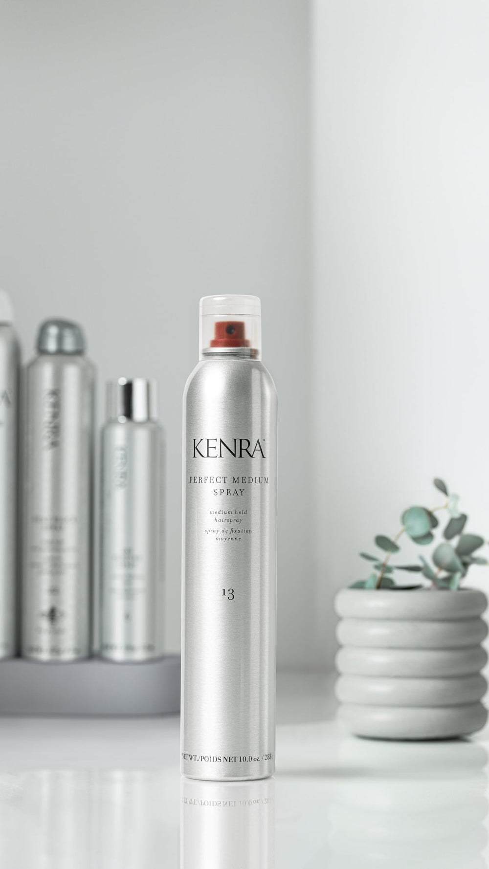 Kenra Perfect Medium Spray : brume qui sèche rapidement pour un fini naturel.