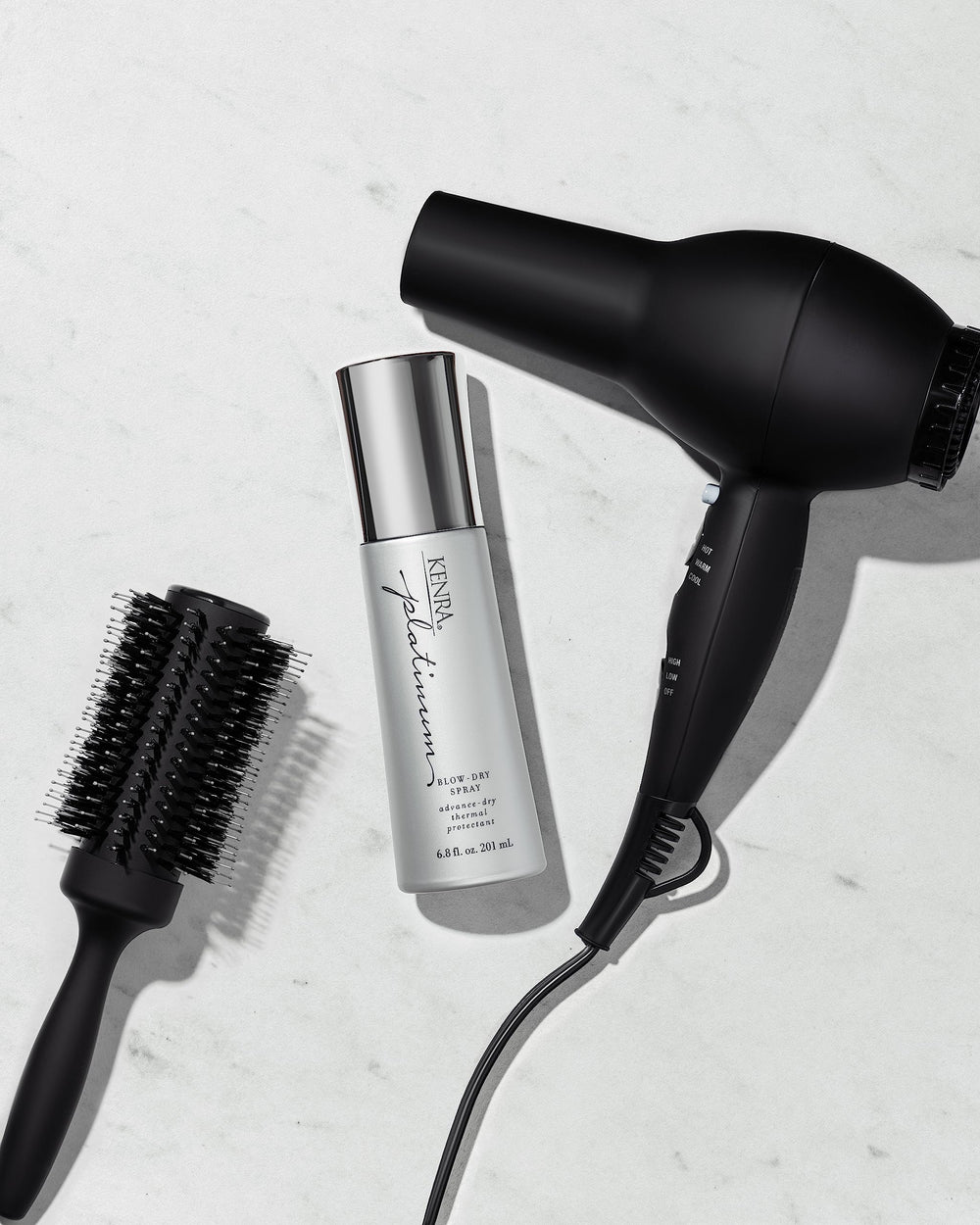 Kenra Platinum Blow-Dry Spray résistance à l’humidité et frizz maîtrisé.