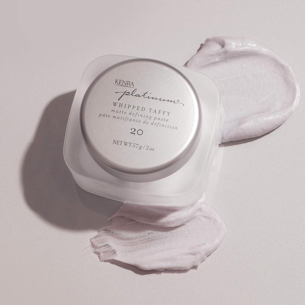 Kenra Platinum Whipped Taffy, sculpture nette et finition matte sans alourdir.