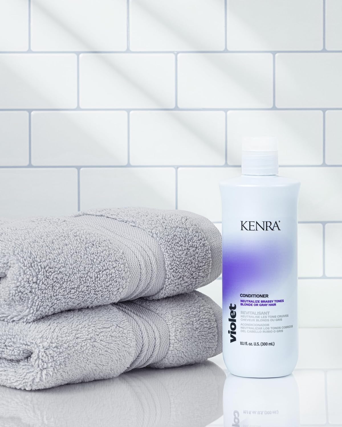 Kenra Violet Conditionneur détail bouteille révélant texture crème nourrissante.
