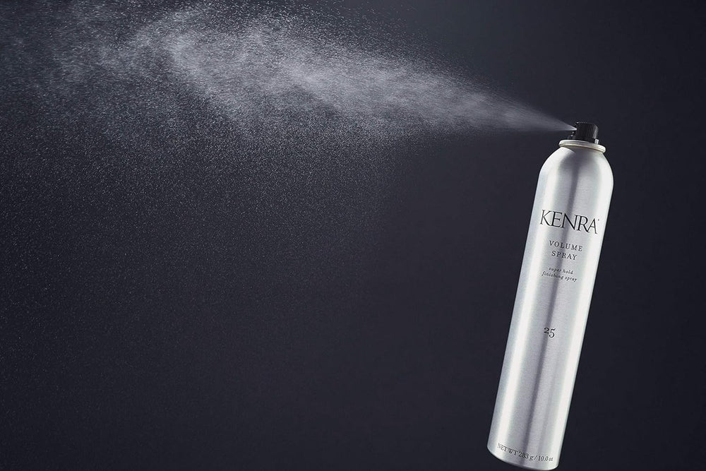 Kenra Volume Spray 25, tenue durable sans alourdir les cheveux.