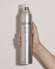 Kenra Volume Spray – résistance à l’humidité jusqu’à 40 km/h.