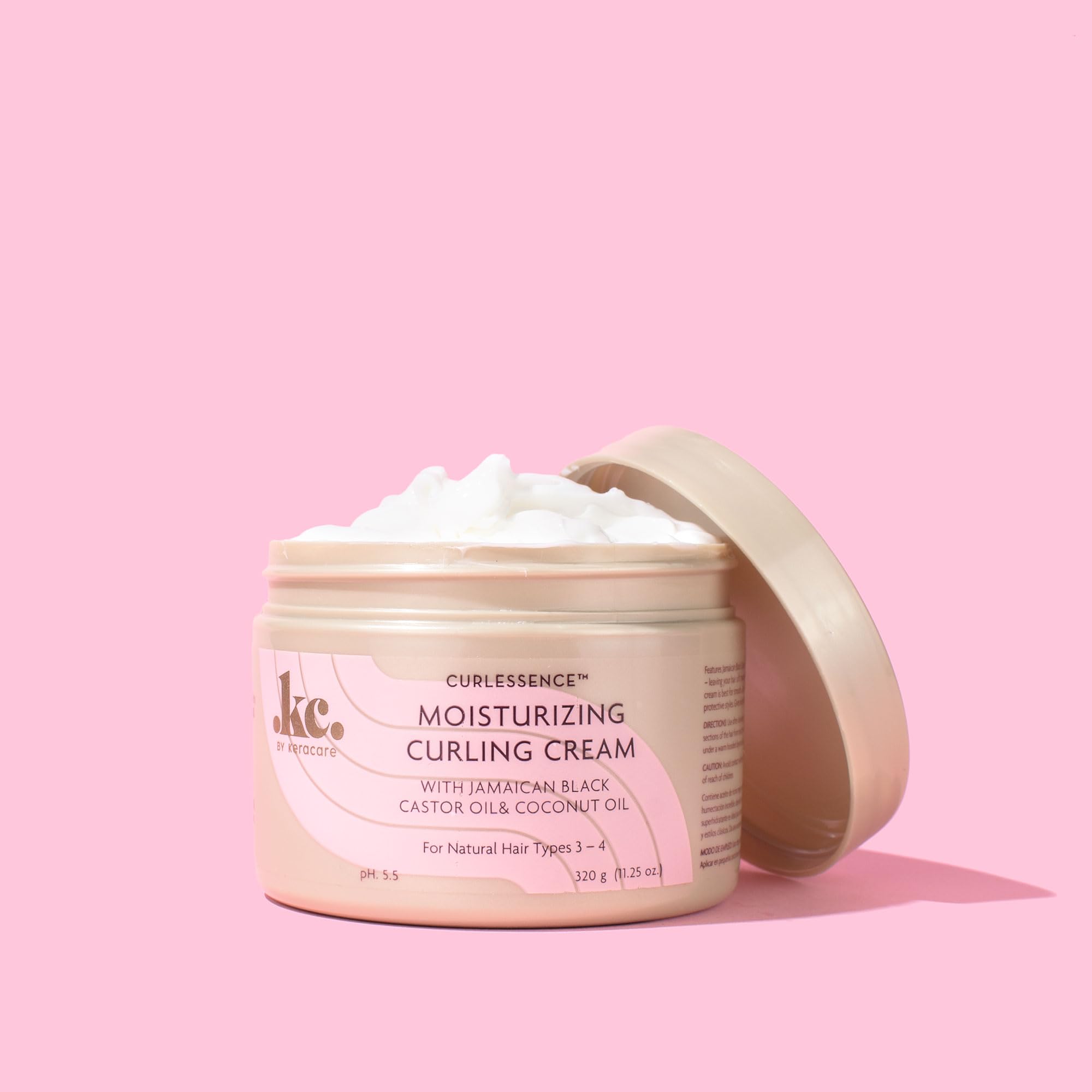KeraCare CurlEssence: application sur cheveux humides pour démêler en douceur.