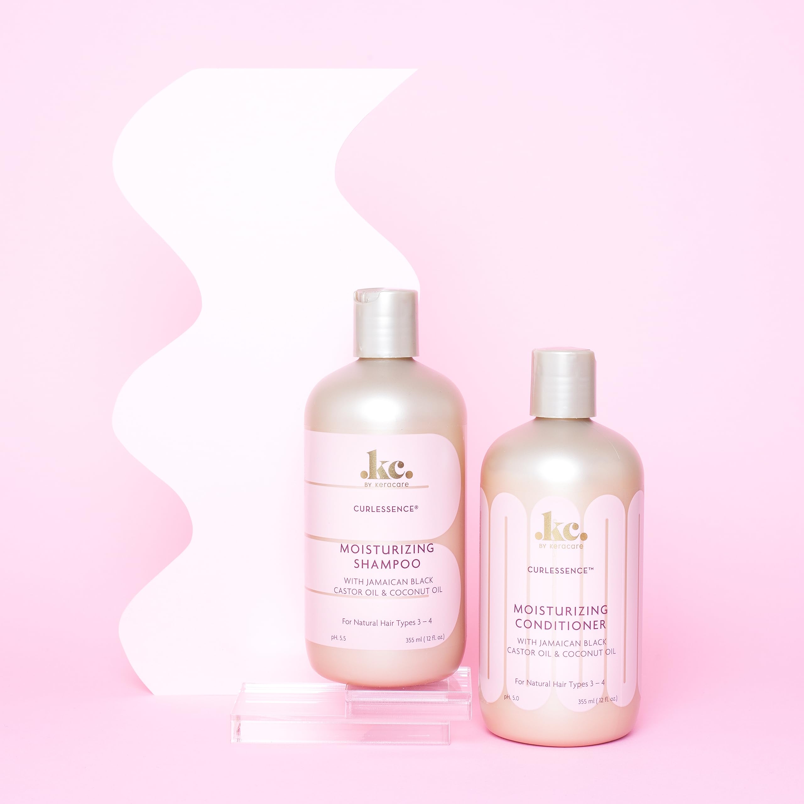 Application et démêlage en douceur avec Shampooing Hydratant KeraCare, cheveux plus faciles à démêler.
