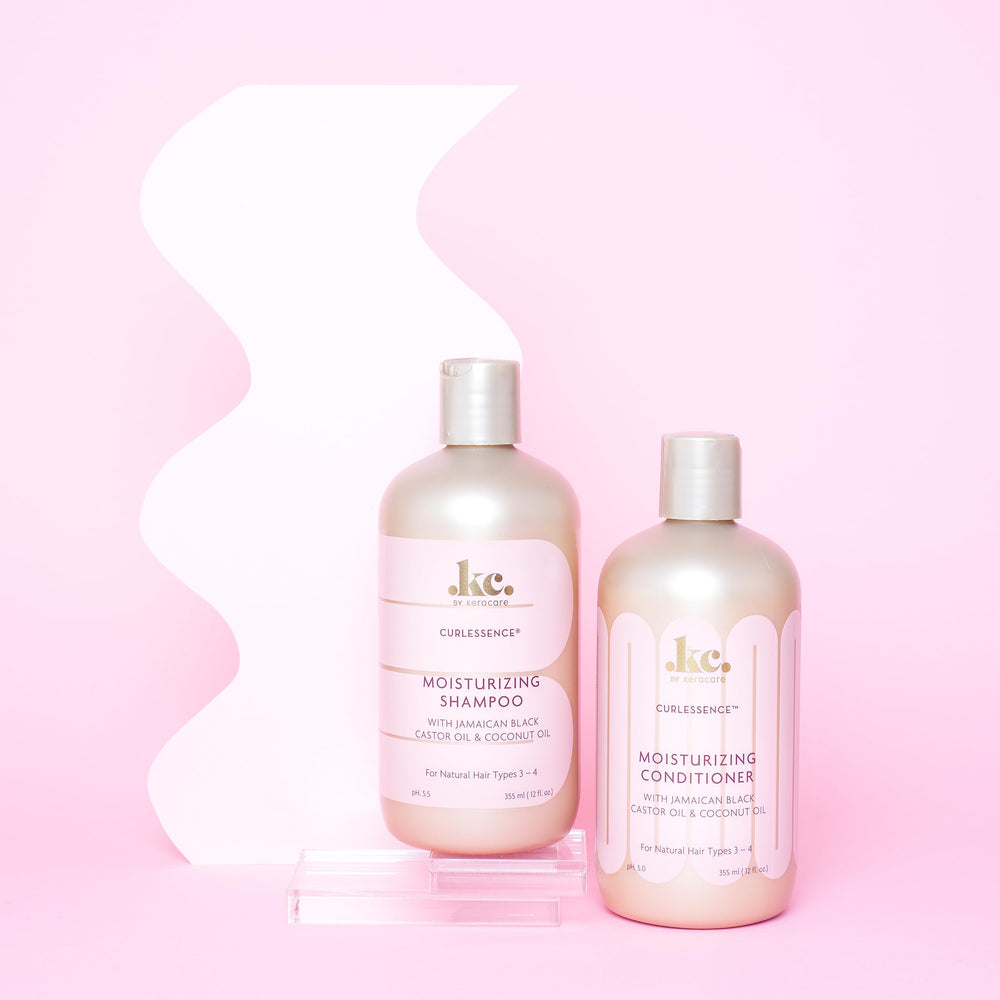 Application et démêlage en douceur avec Shampooing Hydratant KeraCare, cheveux plus faciles à démêler.