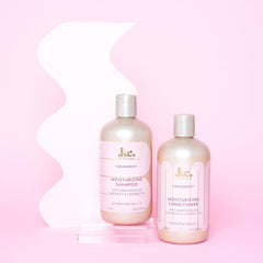 Application et démêlage en douceur avec Shampooing Hydratant KeraCare, cheveux plus faciles à démêler.