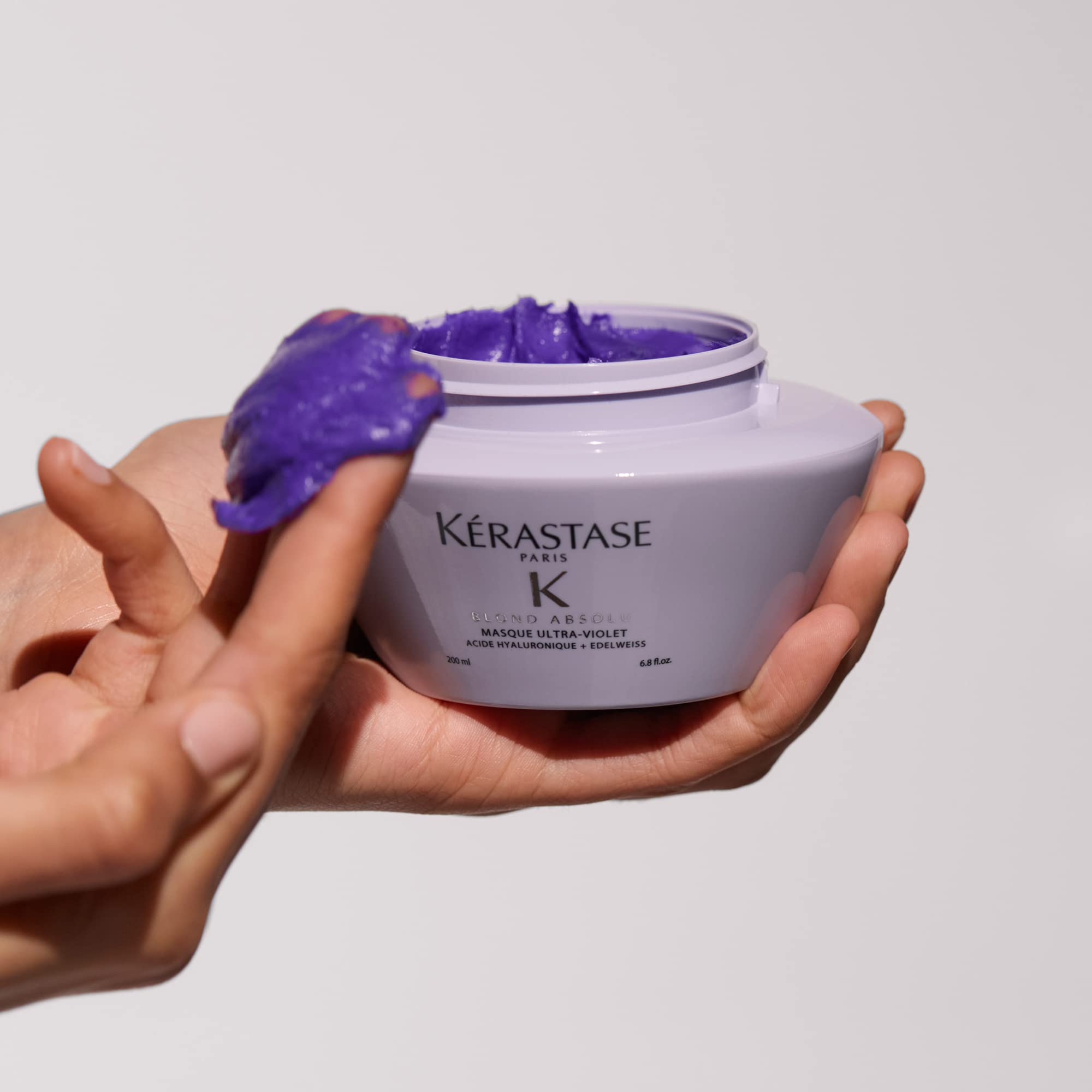 Kerastase Blond Absolu laisse trois à cinq minutes selon neutralisation souhaitée.