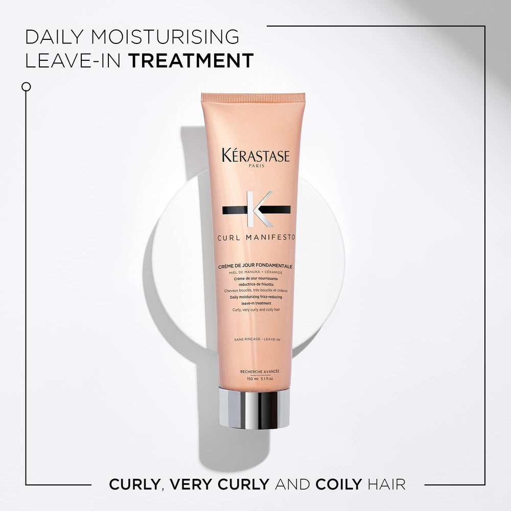 Texture légère de la crème sur cheveux humides pour démêlage facilité.
