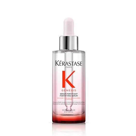 Kérastase Genesis Serum en action sur cuir chevelu pour prévenir la casse lors du brossage.